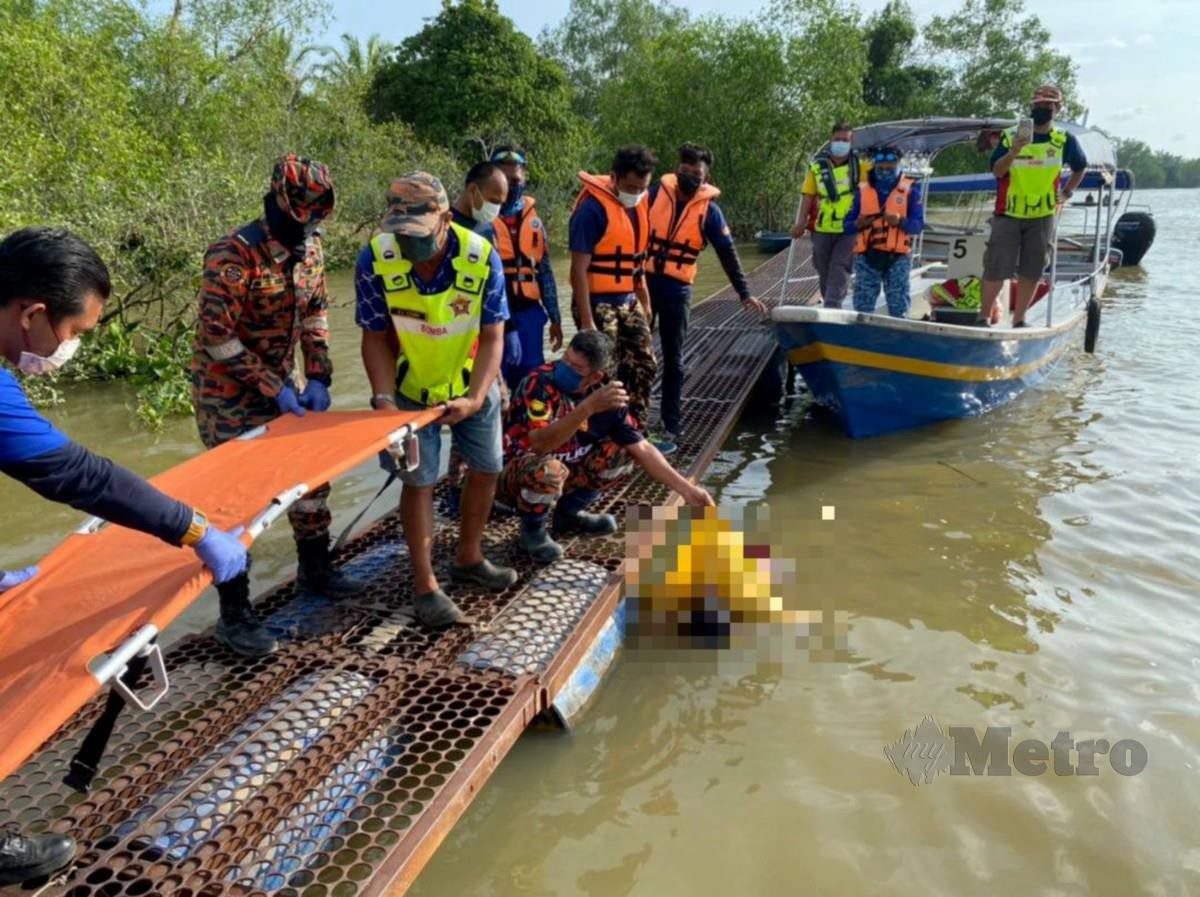 PASUKAN penyelamat mengangkat mayat yang ditemukan terapung di Sungai Perak. FOTO ihsan bomba