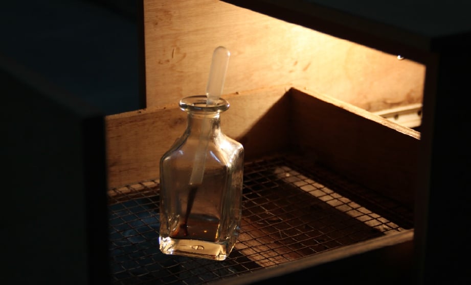 PATI minyak gaharu disimpan di dalam bekas cahaya lampu bagi proses penyerapan wap air yang terkandung dalam pati minyak.