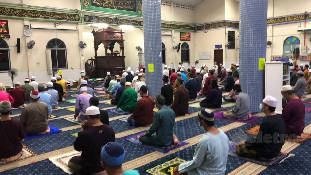 ORANG ramai menunaikan solat terawih pada malam pertama Ramadan di Masjid Jamek Taman Kasih, Kluang, malam tadi. FOTO MOHAMAD FAHD RAHMAT