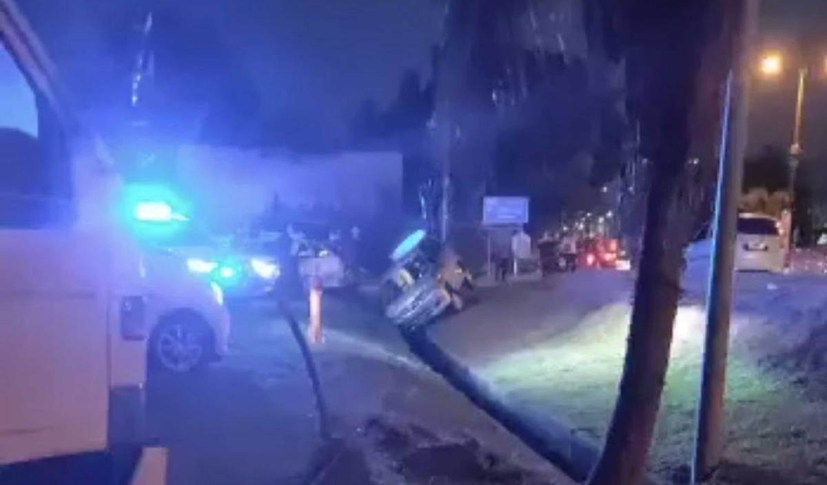 TANGKAP layar video yang memaparkan kereta dipandu suspek terbabas ke dalam parit selepas dikejar kenderaan peronda polis (MPV) di Jalan Kuah-Padang Matsirat, Langkawi. FOTO Tular