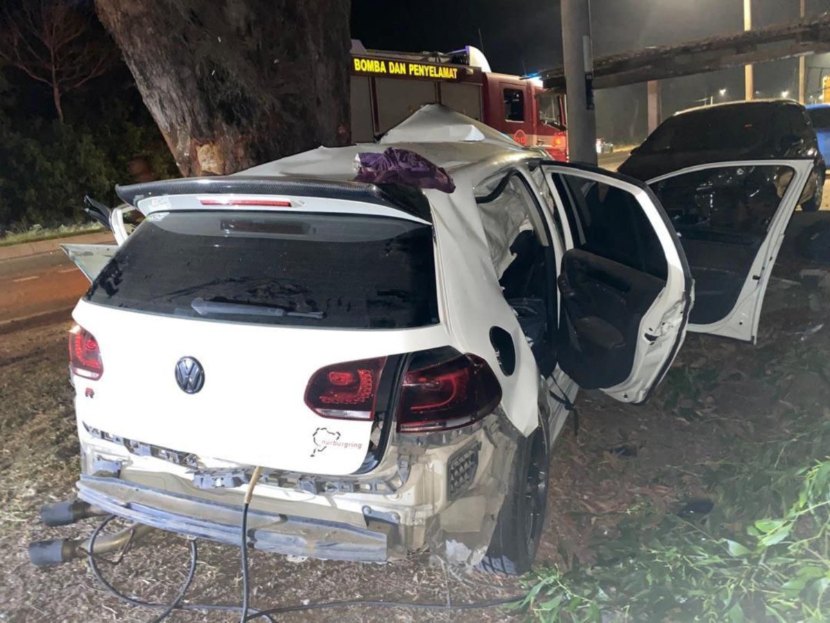 Keadaan kereta Volkswagen selepas terbabit kemalangan yang mengorbankan dua lelaki dalam kemalangan di Jalan Kuala Terengganu - Kota Bharu, Kampung Mengabang Panjang. FOTO IHSAN POLIS 
