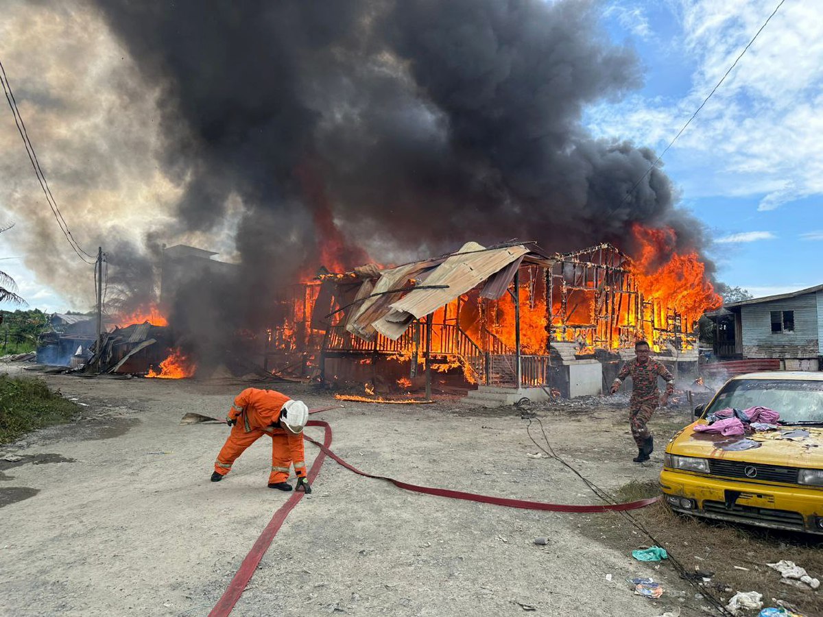 Pasukan bomba memadam kebakaran rumah di Kampung Sarip, Lahad Datu. FOTO IHSAN JBPM