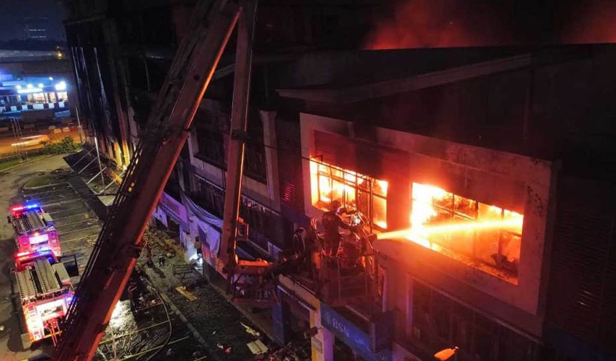 WISMA Jakel Shah Alam terbakar kali kedua selepas bahagian simpanan kain langsir dijilat api dalam kejadian awal pagi tadi. FOTO Ihsan JBPM