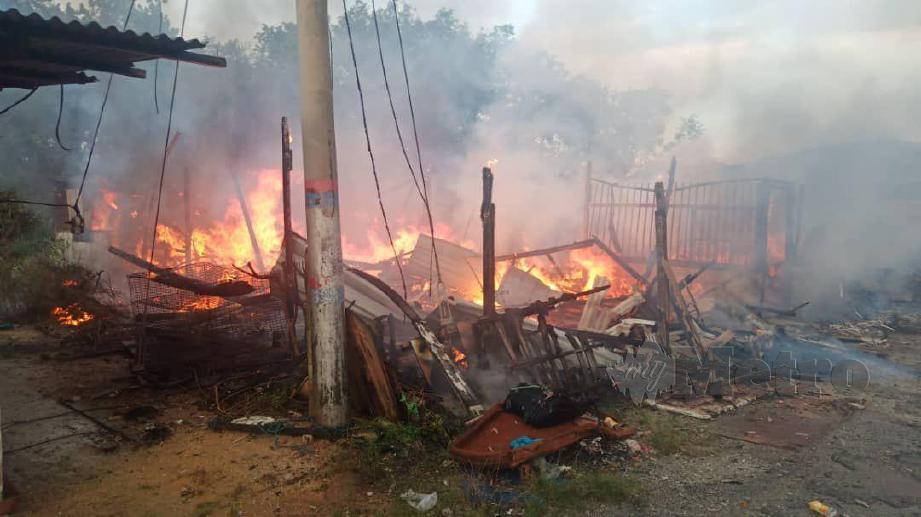 ANGGOTA bomba memadam kebakaran rumah di Skudai Kiri. FOTO IHSAN BOMBA