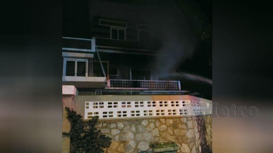 BILIK sebuah rumah teres di Jalan Mutiara Barat 6, Taman Mutiara terbakar. FOTO ihsan bomba 