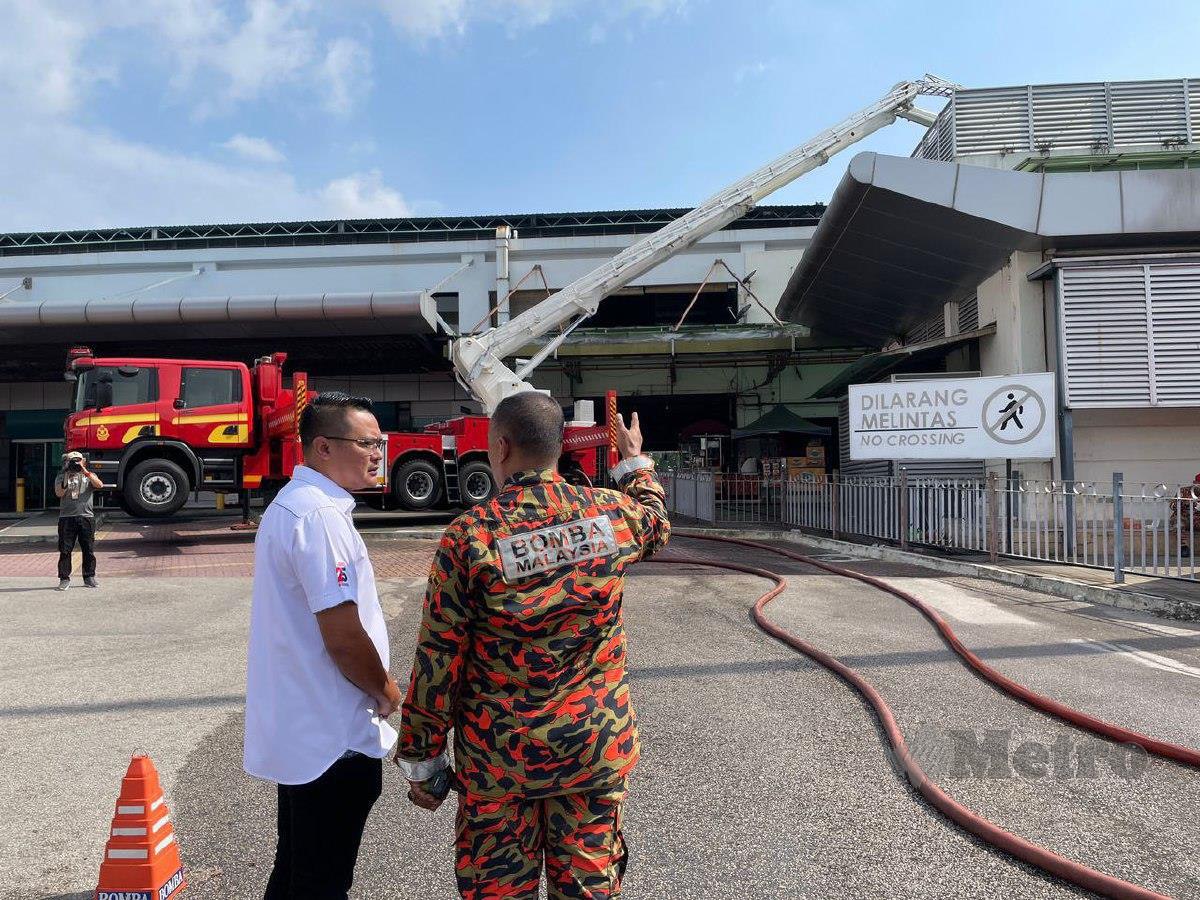 Mohd Hairi (kiri) meninjau situasi kebakaran di Terminal Larkin Sentral. FOTO OMAR AHMAD