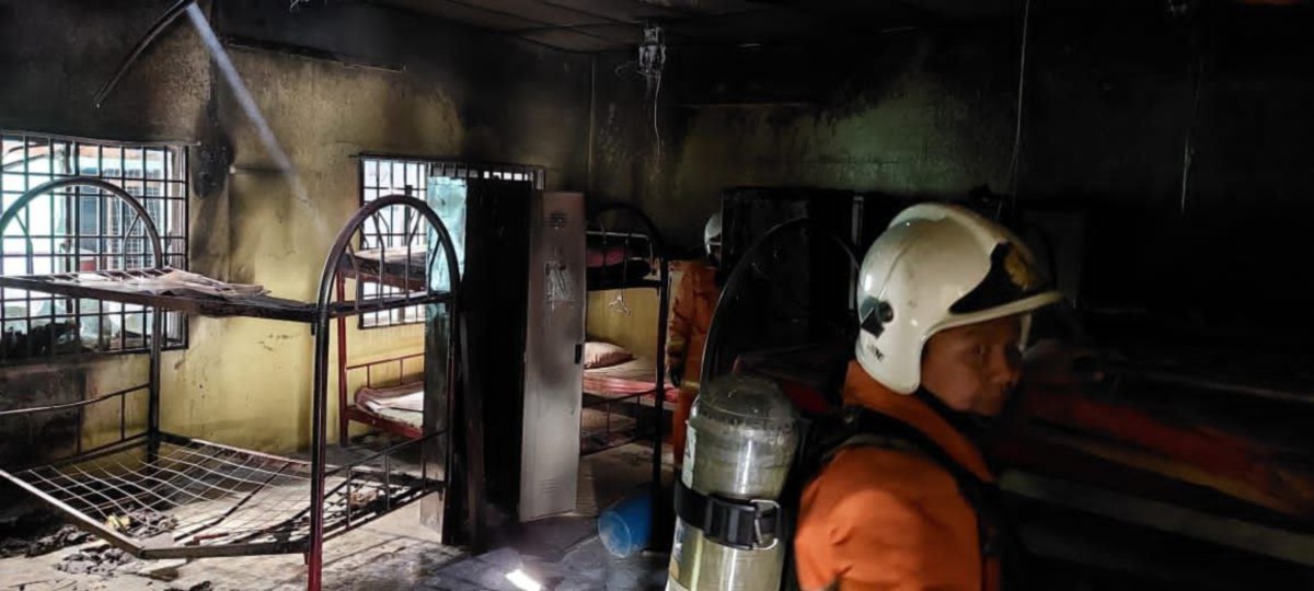 Bilik asrama yang menempatkan 12 pelajar lelaki di Maahad Tahfiz Al Abidin yang musnah dalam kebakaran. FOTO IHSAN BOMBA
