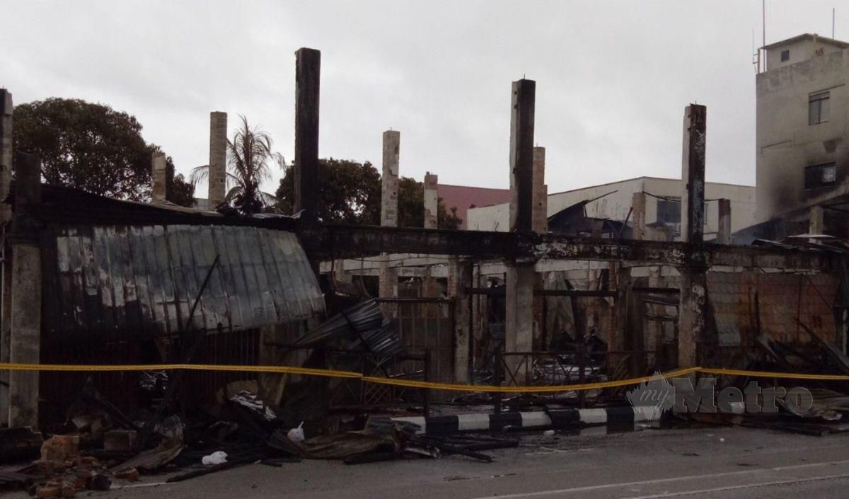 Keadaan sederet rumah kedai dua tingkat jenis separuh kekal yang musnah terbakar di Jalan Alsagoff Pontian. FOTO TOGI MARZUKI
