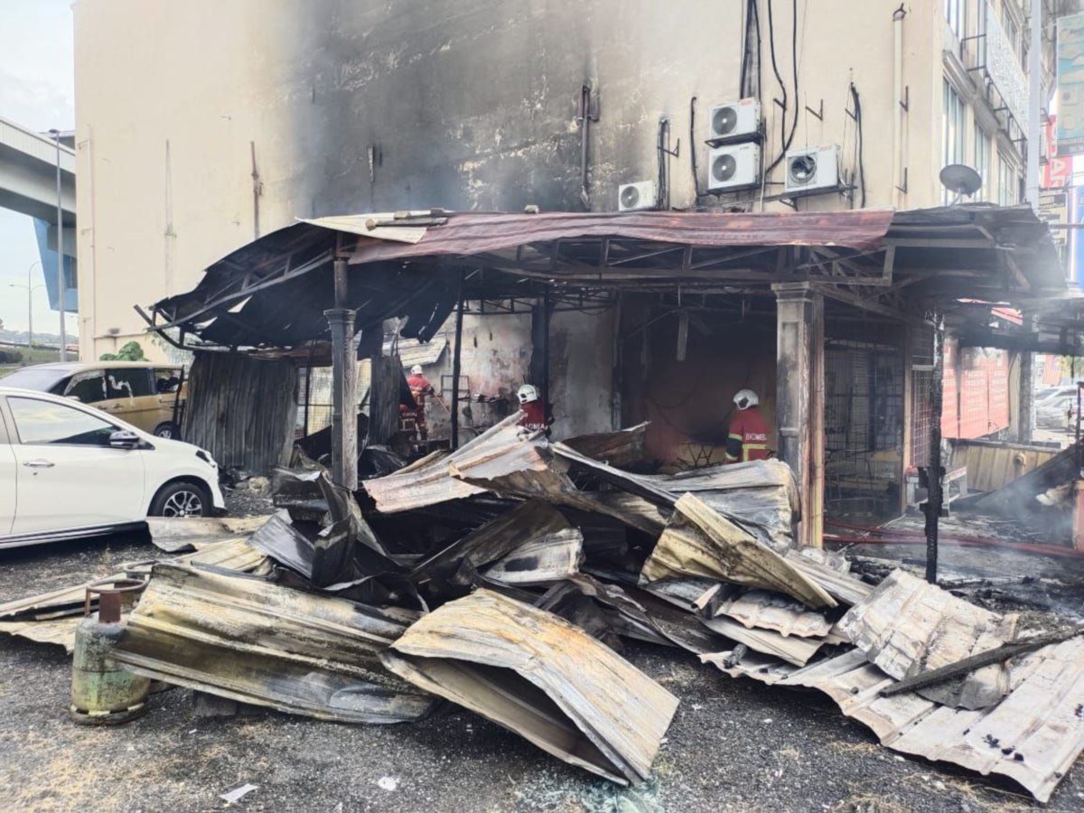  ANGGOTA bomba memadamkan kebakaran sebuah kedai makan yang turut menjejaskan tujuh kenderaan diletakkan di premis berkenaan di Jalan SS 2/2 Kampung Baru China, Batu 11 Cheras, Kajang, hari ini. FOTO IHSAN BOMBA