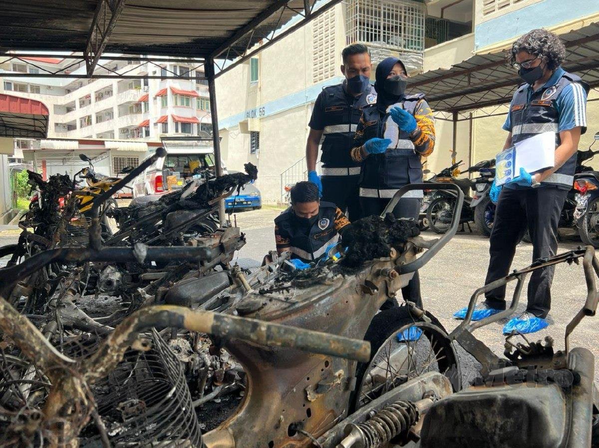 SEMBILAN motosikal dan sebuah kereta terbakar dalam kejadian di Flat Jalan Kurau, Jelutong, di sini, manakala 11 lagi motosikal yang terletak berhampiran juga mengalami kerosakan. FOTO ZUHAINY ZULKIFFLI