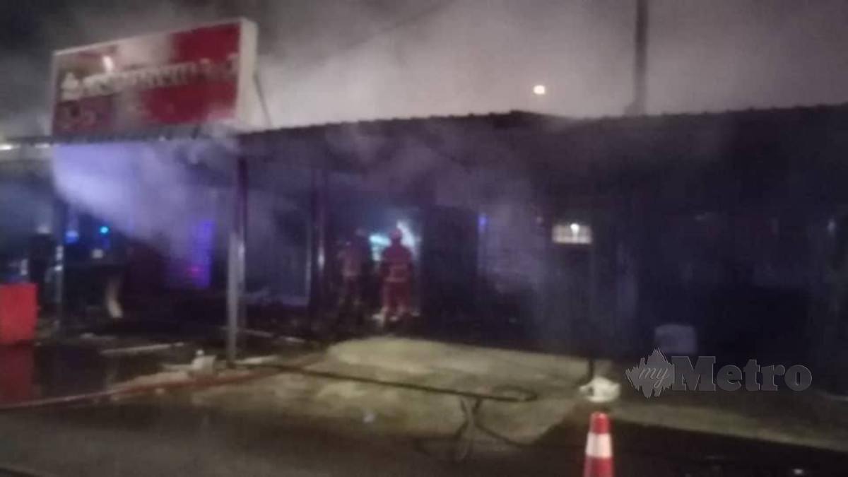 Lima deretan kedai musnah dalam kebakaran di Bandar Baru Sungai Buloh, awal pagi ini. FOTO ihsan bomba