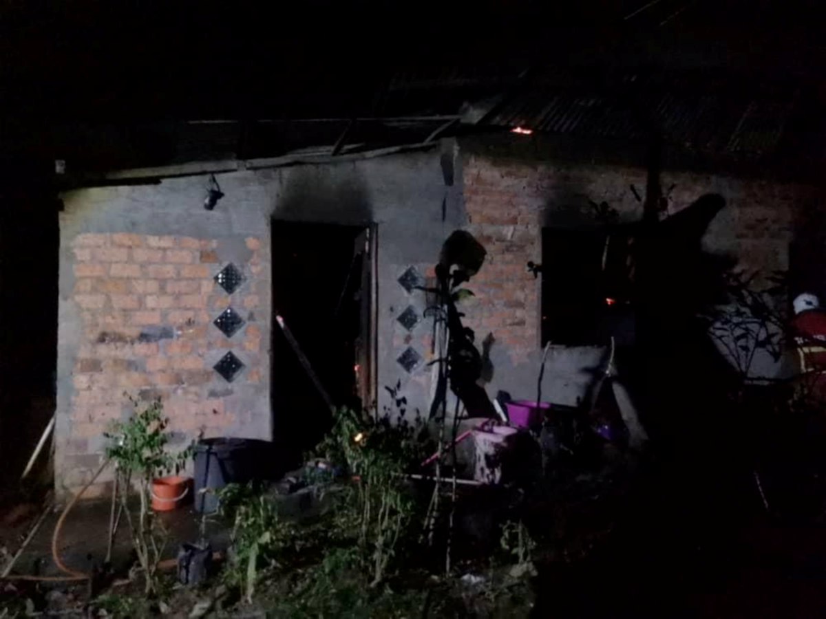 Rumah didiami Azmi bersama keluarganya di Kampung Pilajau, Beaufort musnah terbakar, malam tadi. FOTO IHSAN BOMBA