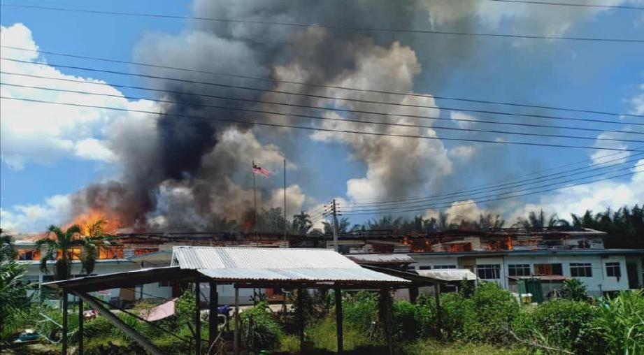 Kebakaran yang memusnahkan Rumah Panjang Chat, Nanga Bilat di Julau hari ini.  
