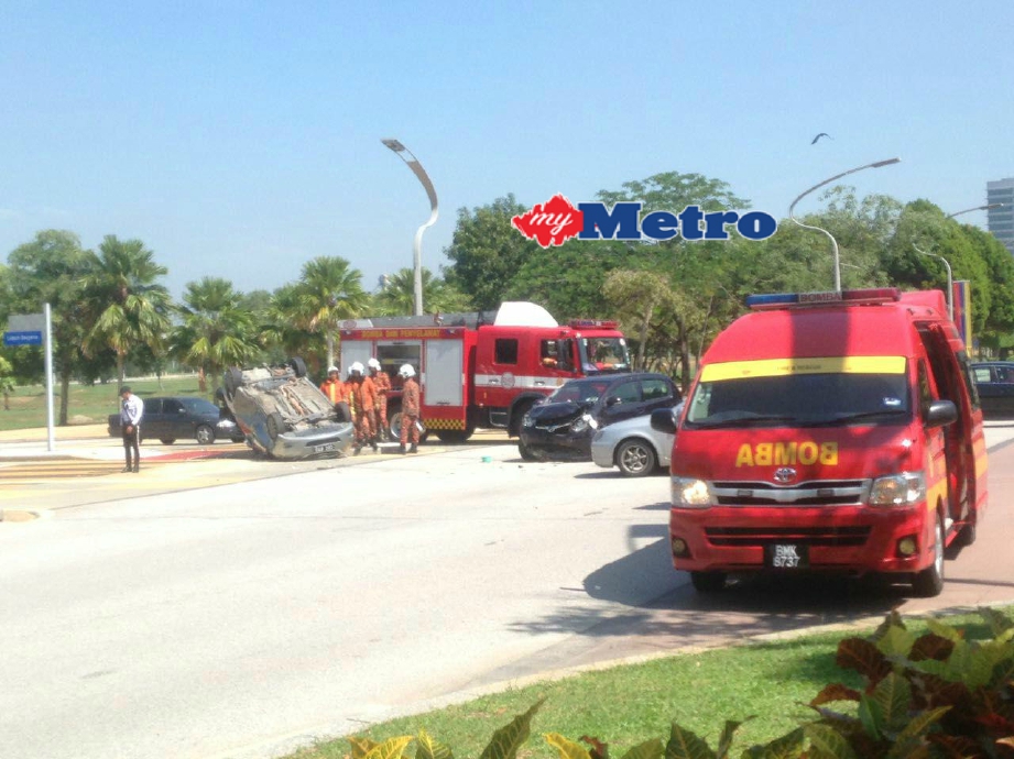 Keadaan kereta yang terbalik selepas dirempuh di persimpangan lampu isyarat Persiaran Perdana, Presint 4, Putrajaya. FOTO ihsan pembaca