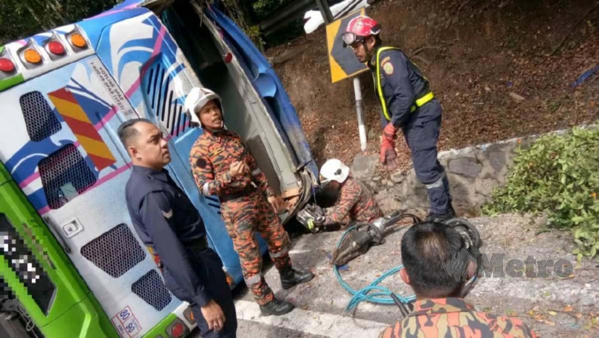 DUA penumpang maut selepas bas persiaran terbabas dan terbalik di Kilometer 16.5 Jalan Genting Highlands. FOTO ihsan bomba