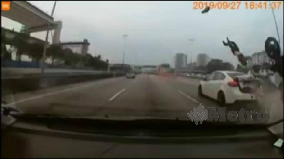 VIDEO yang tular mengenai kejadian penunggang motosikal merempuh kereta yang menukar lorong secara tiba-tiba di Jalan Sungai Besi. FOTO IHSAN PEMBACA