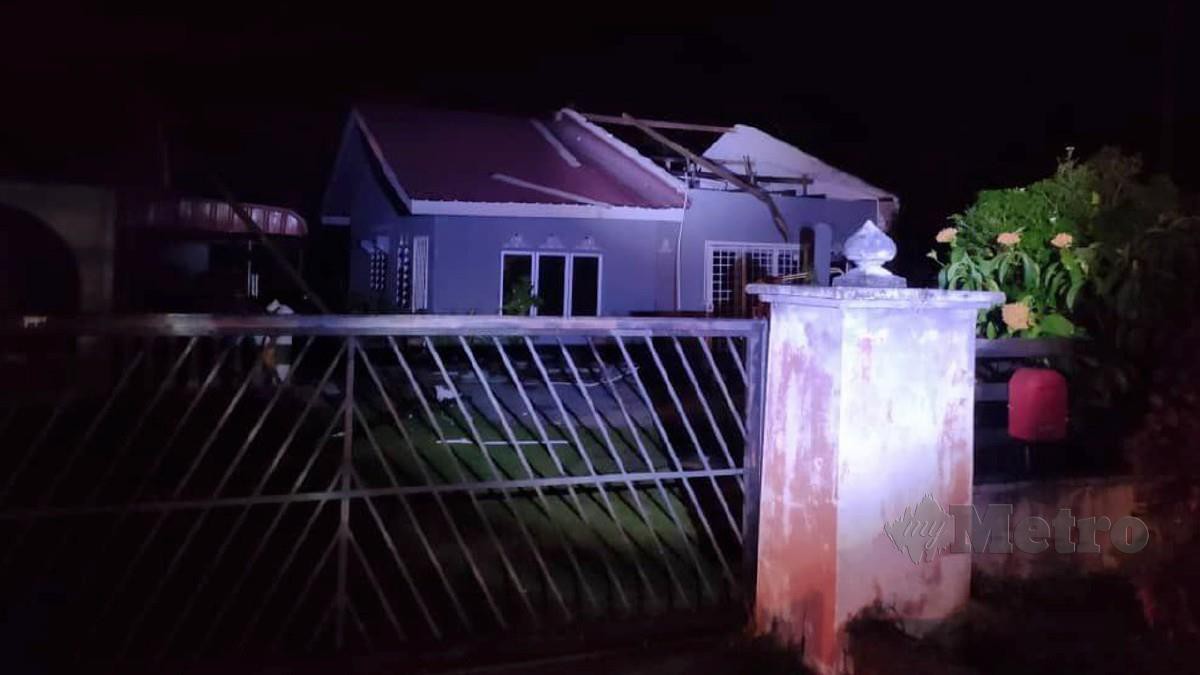 Keadaan sebuah rumah dekat Pendang yang kehilangan bumbung selepas dilanda ribut petang semalam. Foto Ihsan APM