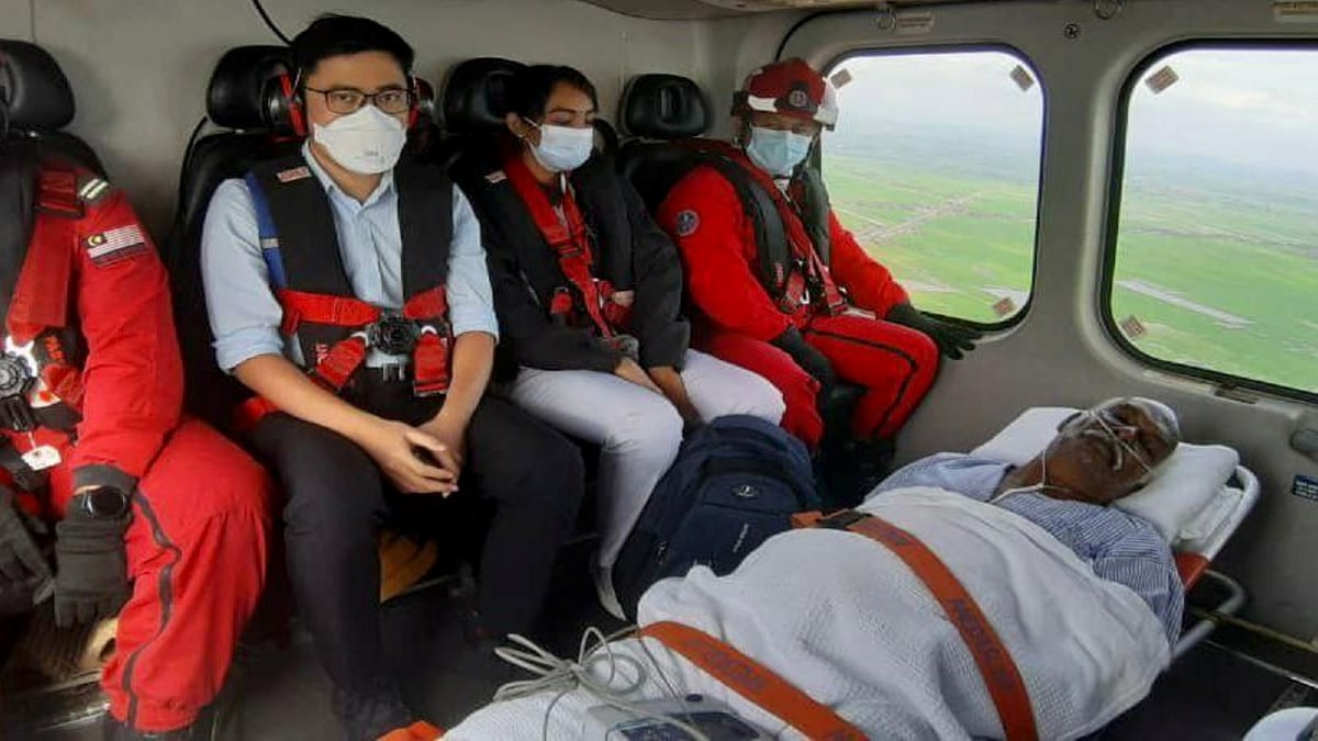 SEORANG pesakit jantung dibawa menerusi penerbangan ihsan dari Lapangan Terbang Antarabangsa Langkawi ke Lapangan Terbang Sultan Abdul Halim (LTSH) di Alor Setar. FOTO Ihsan JBPM.