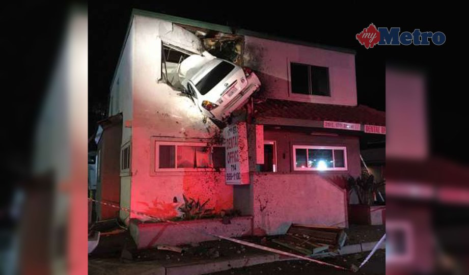 KEADAAN kereta yang ‘terbang’ sebelum merempuh tingkat dua sebuah bangunan di selatan California, Amerika Syarikat kelmarin. FOTO  Capt. Stephen Horner, AP