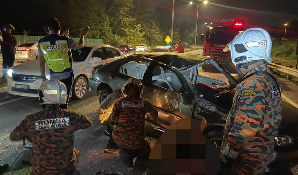 DUA individu maut apabila kenderaan dinaiki terbabas berhampiran Stadium Sultan Ibrahim di Iskandar Puteri. FOTO Ihsan JBPM