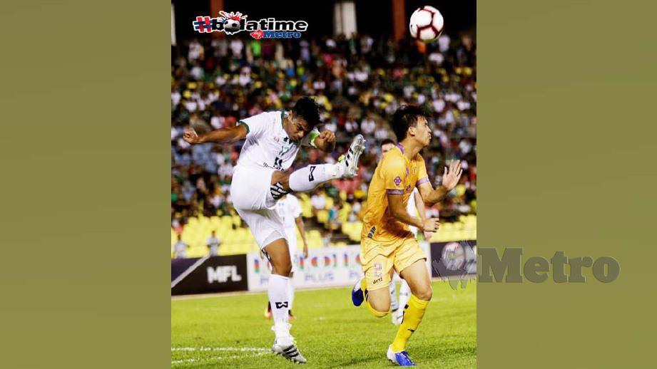 Pemain Melaka, Shukor Adan (kiri) mengeluarkan bola sebelum sempat disambar Wan Ahmad Amirzafran. FOTO NSTP/KHAIRUNISAH LOKMAN