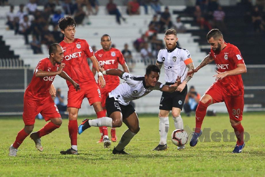 PEMAIN Terengganu FC,   Lee Tuck (kiri) dikawal ketat pemain Petaling City FC, Elizeu Batista pada  aksi perlawanan Liga Super. FOTO  Ghazali Kori