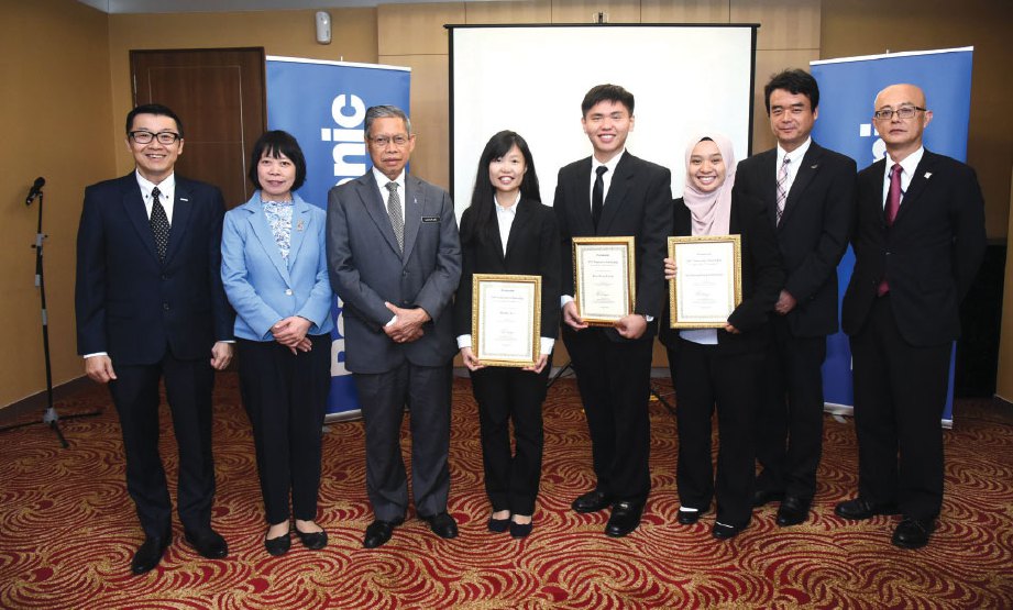 MUSTAPA (tiga dari kiri) dan Rika (dua dari kiri) bergambar kenangan bersama penerima biasiswa serta tetamu yang hadir.