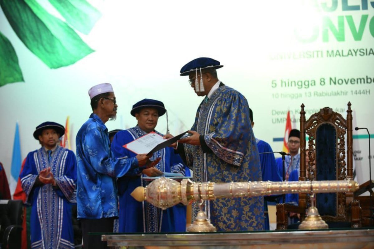 Ab Razak naik ke pentas menerima anugerah Anumerta daripada Naib Canselor UMP, Prof Datuk Dr Yuserrrie Zainuddin di Kuantan. FOTO ihsan UMP
