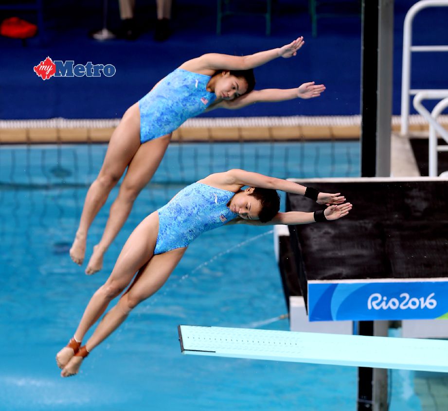 Nur Dhabitah dan Cheong Jun (kanan) menduduki tempat kelima dengan 293.40 mata acara 3m papan anjal serentak wanita di Pusat Aquatik Maria Lenk Rio.  FOTO Rosli Rahmat 
