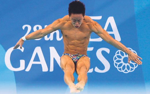 TZE Liang  tuai emas acara 10m platform lelaki.