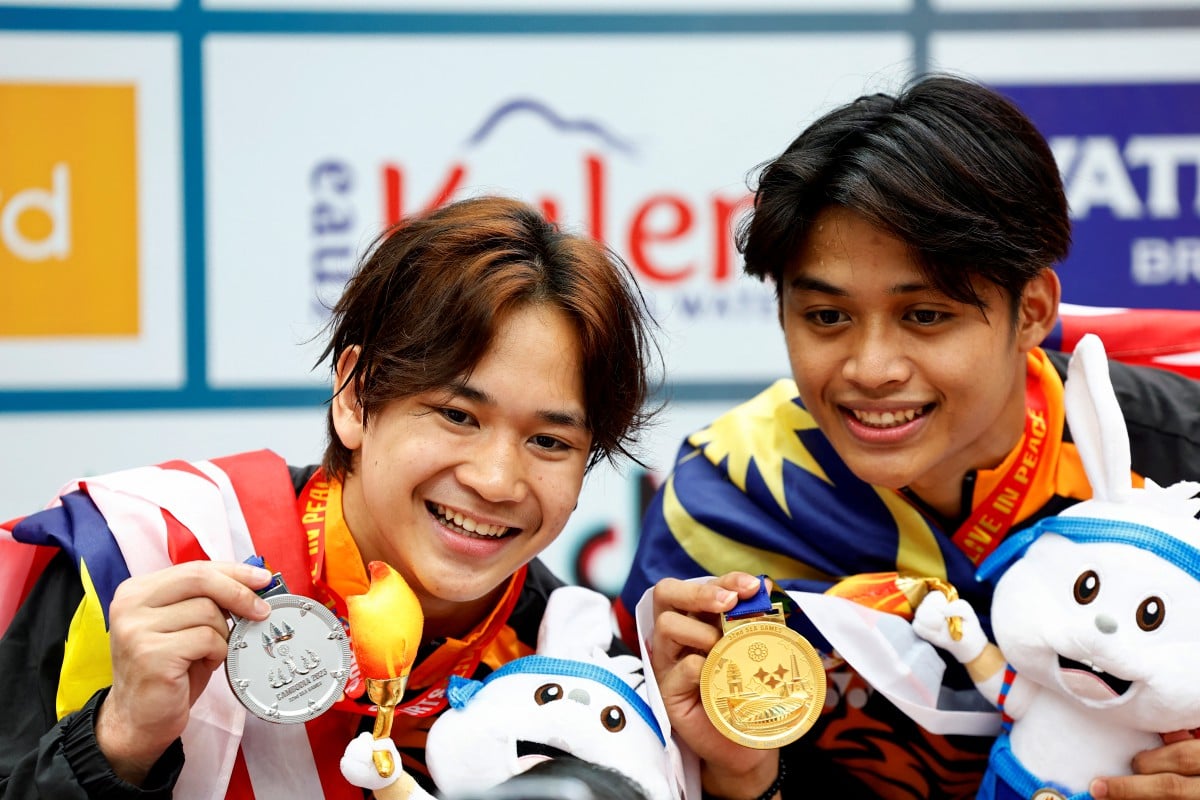ENRIQUE (kanan) memenangi emas bersama Bertrand Rhodict (perak). FOTO Reuters