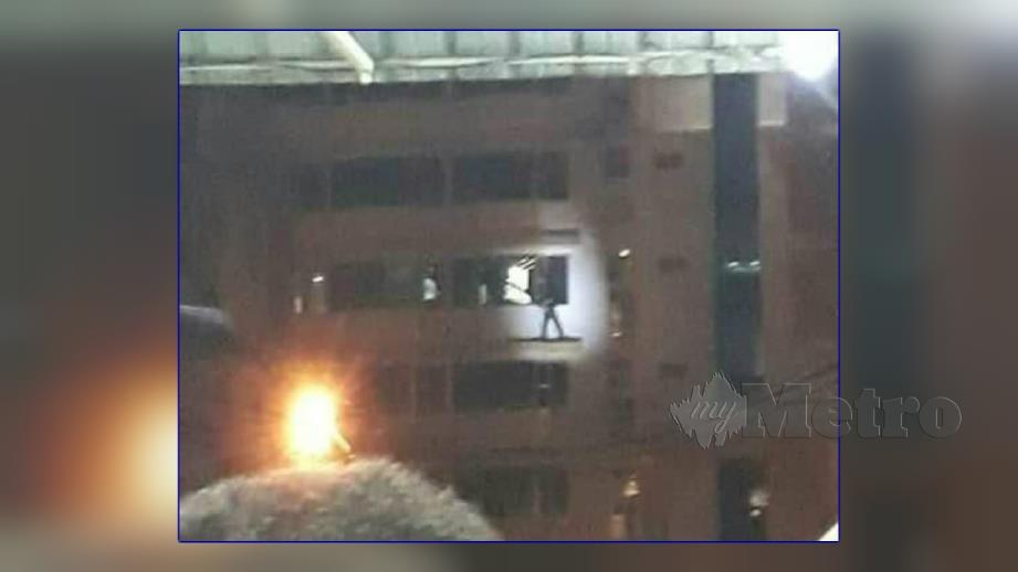 Salah seorang penagih cuba terjun dari tingkat tiga sebuah hotel hari ini. FOTO Ihsan Pembaca