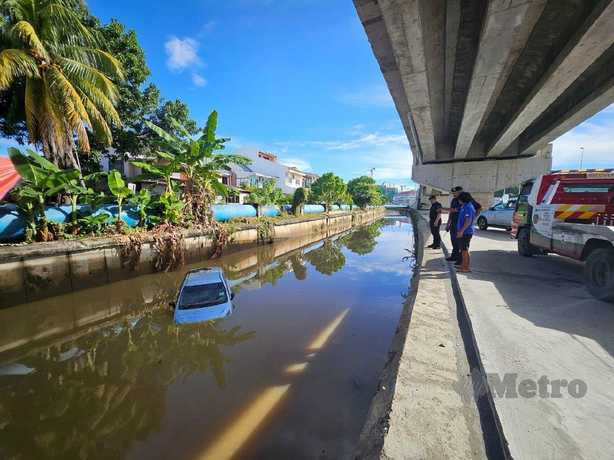 Kereta dipandu mangsa yang hilang kawalan sebelum terbabas dan terjunam ke dalam parit besar dipenuhi air di Jalan Lintas, Kota Kinabalu. FOTO Juwan Riduan