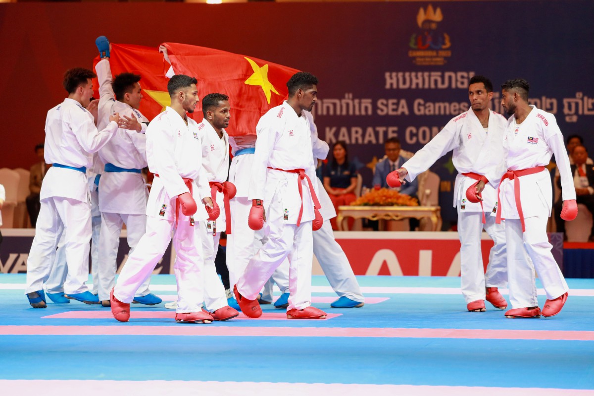 REAKSI kecewa atlet pasukan karate Malaysia selepas tewas kepada Vietnam dalam acara akhir Karate Kumite Berpasukan Lelaki pada Sukan Sea Kemboja di Chroy Changvar Convention Center hari ini. FOTO Bernama