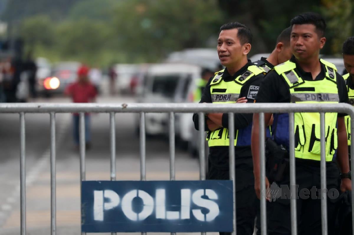 Anggota polis mengawal aliran lalu lintas pada hari penamaan calon Pilihan Raya Kecil (PRK) Dewan Undangan Negeri (DUN) Sungai Bakap di perkarangan Dewan Serbaguna Jawi. FOTO MIKAIL ONG