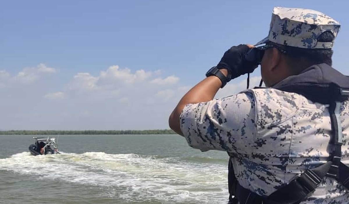 OPERASI mencari dan menyelamat (SAR) dilakukan bagi mengesan nelayan tempatan Sungai Chenaam yang dilaporkan hilang selepas bot dinaikinya ditemukan terapung di Perairan Tanjung Piandang. FOTO Ihsan APMM