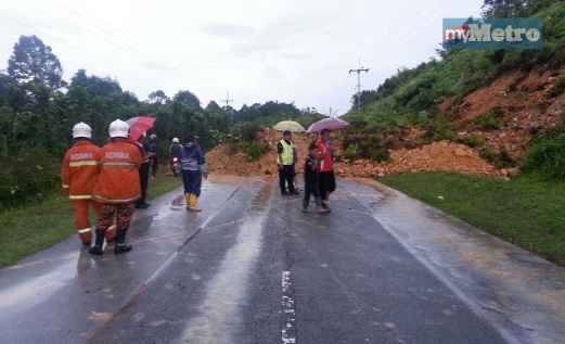 TANAH runtuh yang berlaku di KM36, Jalan Serian-Tebedu. FOTO Rabi 'Atul 'Adawiyah Ismail