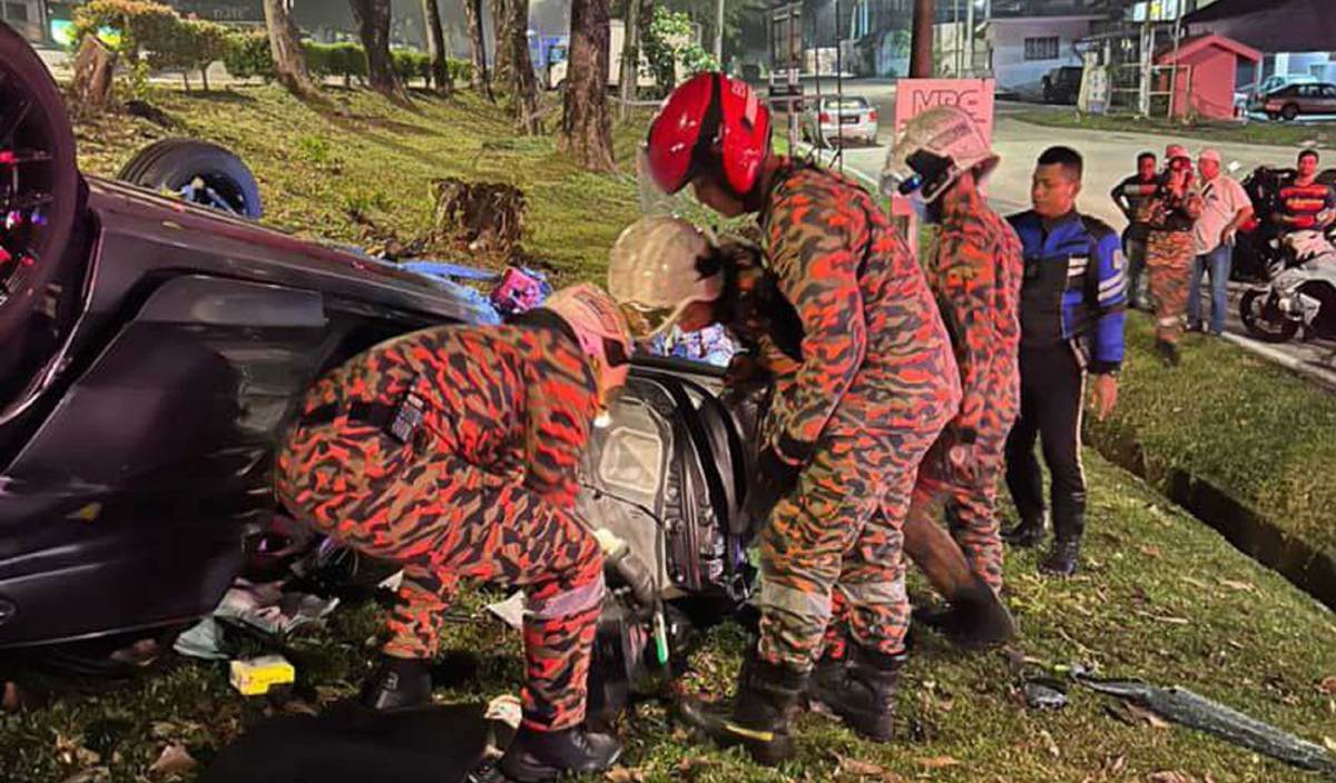DUA pemuda maut dalam kemalangan selepas kereta dinaiki terbabas di Jalan Tun Abdul Razak, Taman Suria Muafakat pada awal pagi. FOTO Ihsan JBPM
