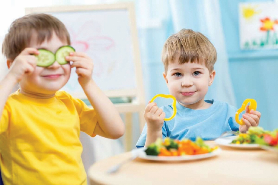 WUJUDKAN suasana gembira anak untuk menikmati makanan.
