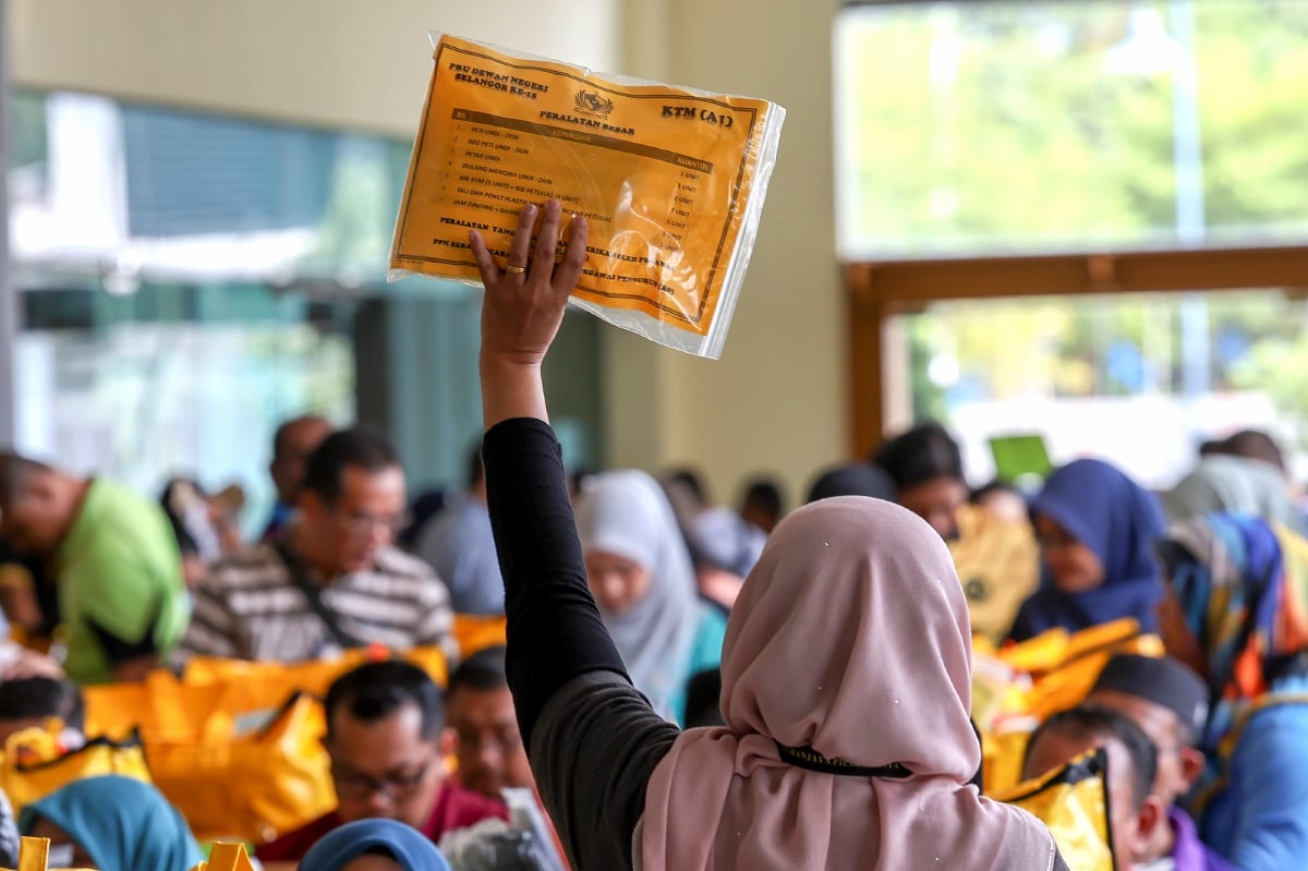 PETUGAS Suruhanjaya Pilihan Raya (SPR) melakukan persiapan akhir penyediaan peti undi untuk hari pengundian hari ini sempena Pilihan Raya Negeri Dewan Undangan Negeri (Dun) Selangor N55 Dengkil di Pusat Penjumlahan Rasmi Undi, Cyberjaya, semalam.