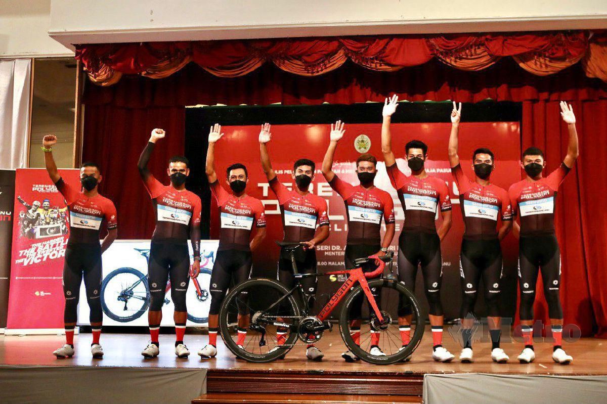 Barisan pelumba Terengganu Polygon Cycling Team pada Majlis Memperkenalkan Pelumba, Penaja dan Meraikan Kejayaan Selaku Pasukan Terbaik UCI Asia Tour 2021. FOTO Ghazali Kori