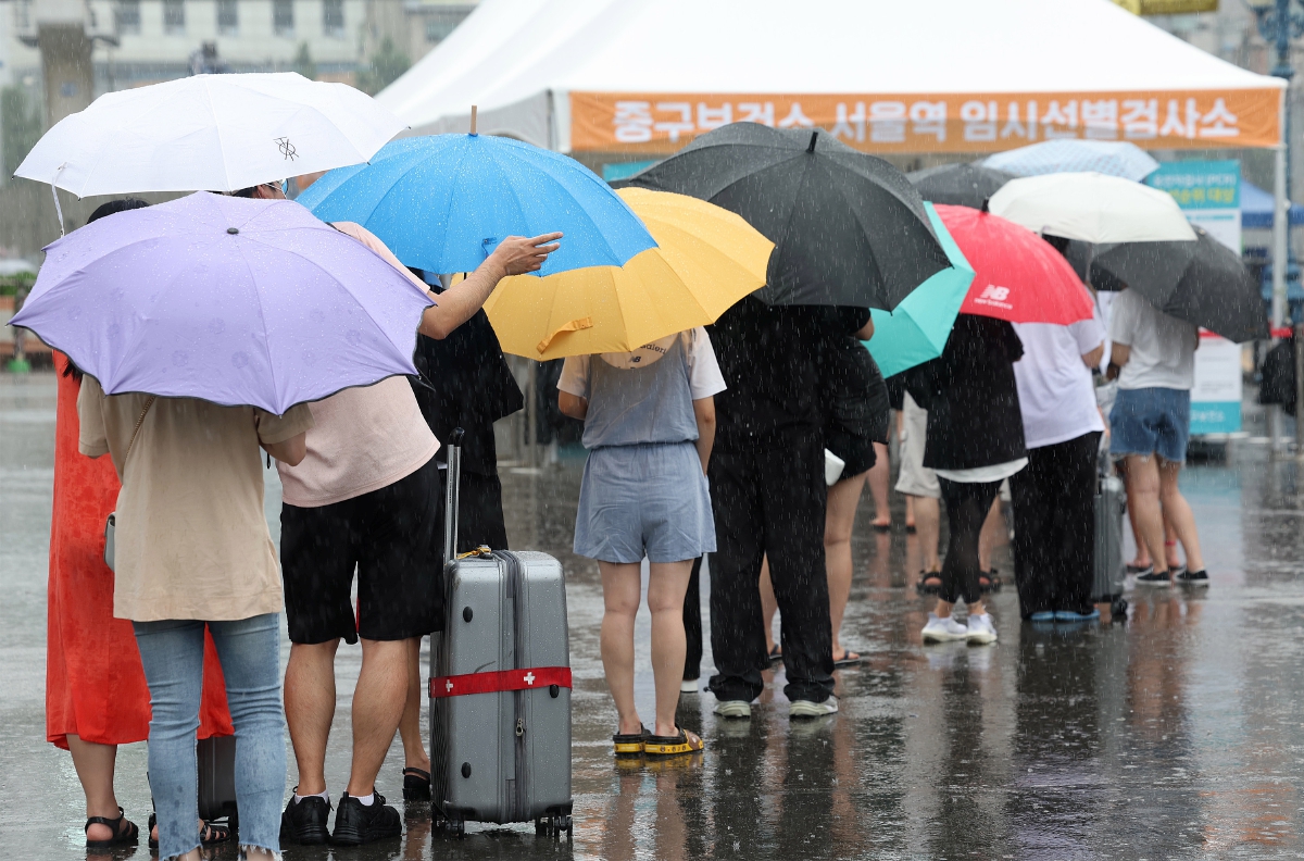 ORANG ramai beratur ketika menunggu giliran untuk menjalani ujian saringan Covid-19 di Plaza Seoul, Seoul. FOTO EPA 