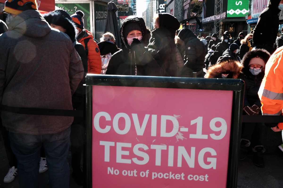 ORANG ramai menunggu giliran untuk menjalani ujian saringan Covid-19 di Times Square, New York City. FOTO AFP s