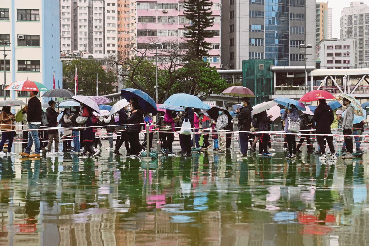 ORANG ramai menunggu giliran untuk menjalani ujian saringan Covid-19 di Hong Kong. FOTO Reuters