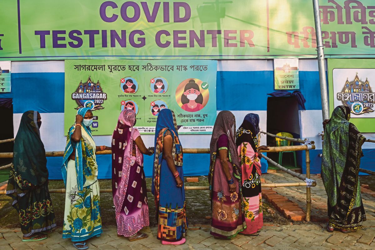 ORANG ramai menunggu giliran untuk menjalani ujian saringan Covid-19 di Kolkata, India. FOTO AFP 