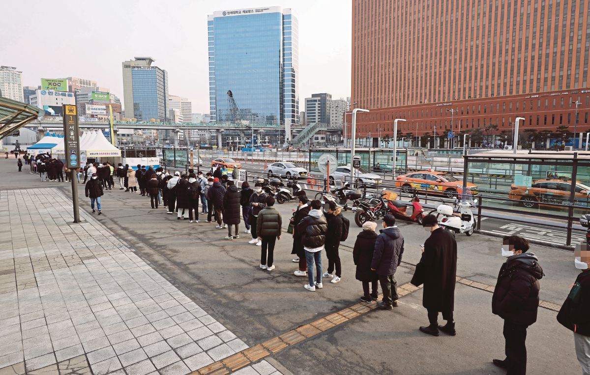 ORANG ramai menunggu giliran untuk menjalani ujian saringan Covid-19 di depan Stesen Seoul, Seoul. FOTO EPA 