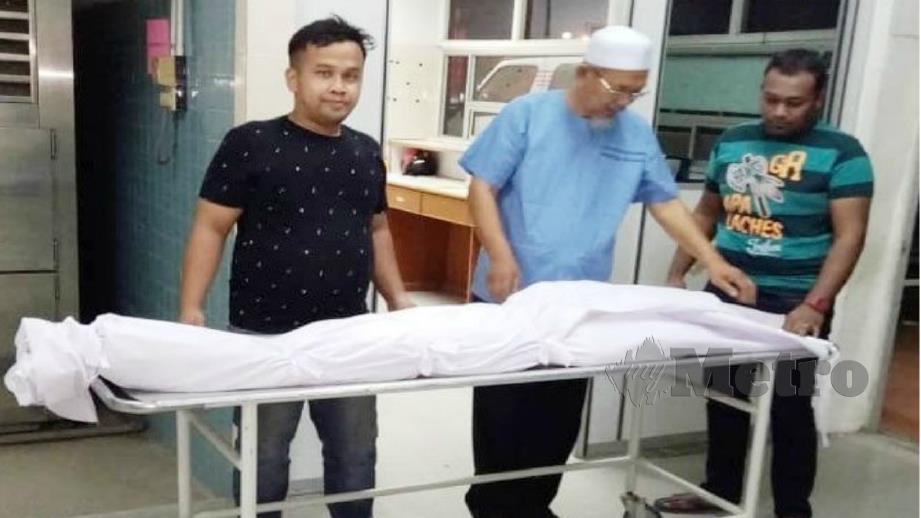 Jenazah Mohd Zukanain yang selesai proses bedah siasat dan dikafankan di Unit Forensik Hospital Dungun dituntut keluarganya malam ini. Foto Rosli Ilham