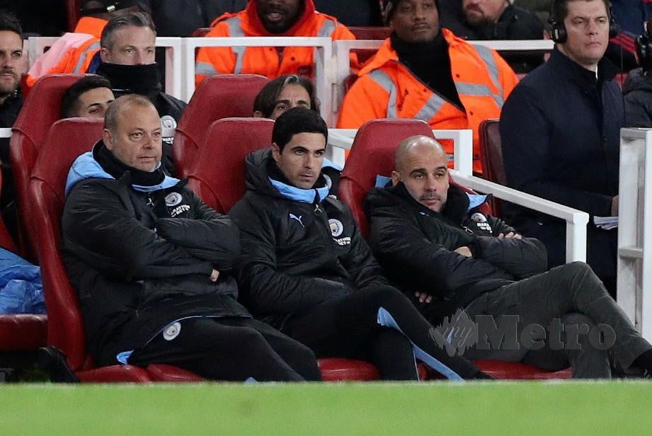 ARTETA (tengah) ketika menyaksikan perlawanan Arsenal-Manchester City di Stadium Emnirates, kelmarin. — FOTO Reuters