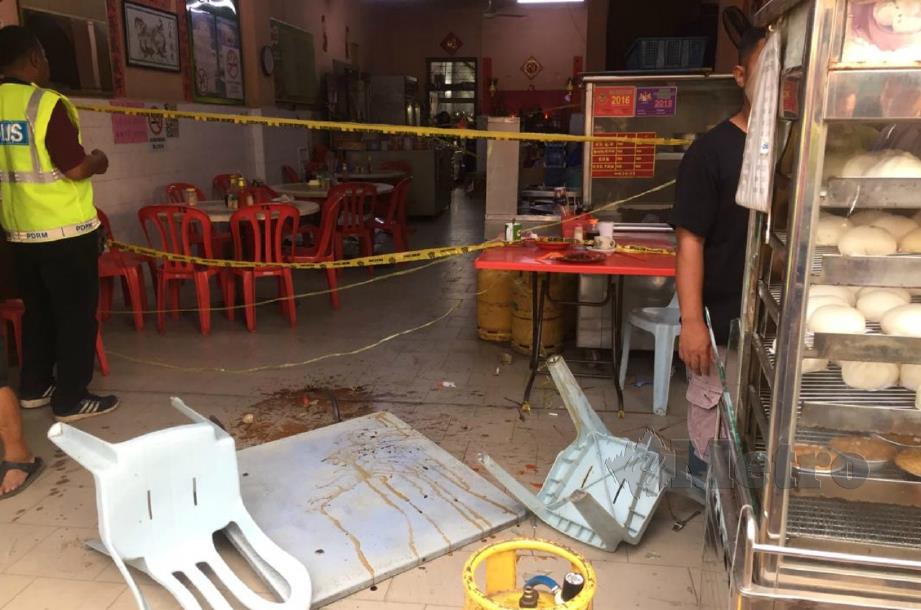 LELAKI berusia 70-an mati diserang menggunakan parang di kedai kopi di pekan Buloh Kasap, Segamat, hari ini. FOTO Ahmad Ismail.