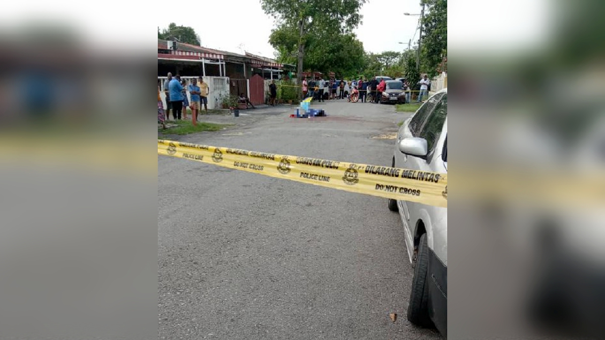 MAYAT seorang lelaki ditemui dalam keadaan berlumuran darah di Taman Eng Ann dekat sini, pagi tadi. FOTO Ihsan IPD Klang Utara